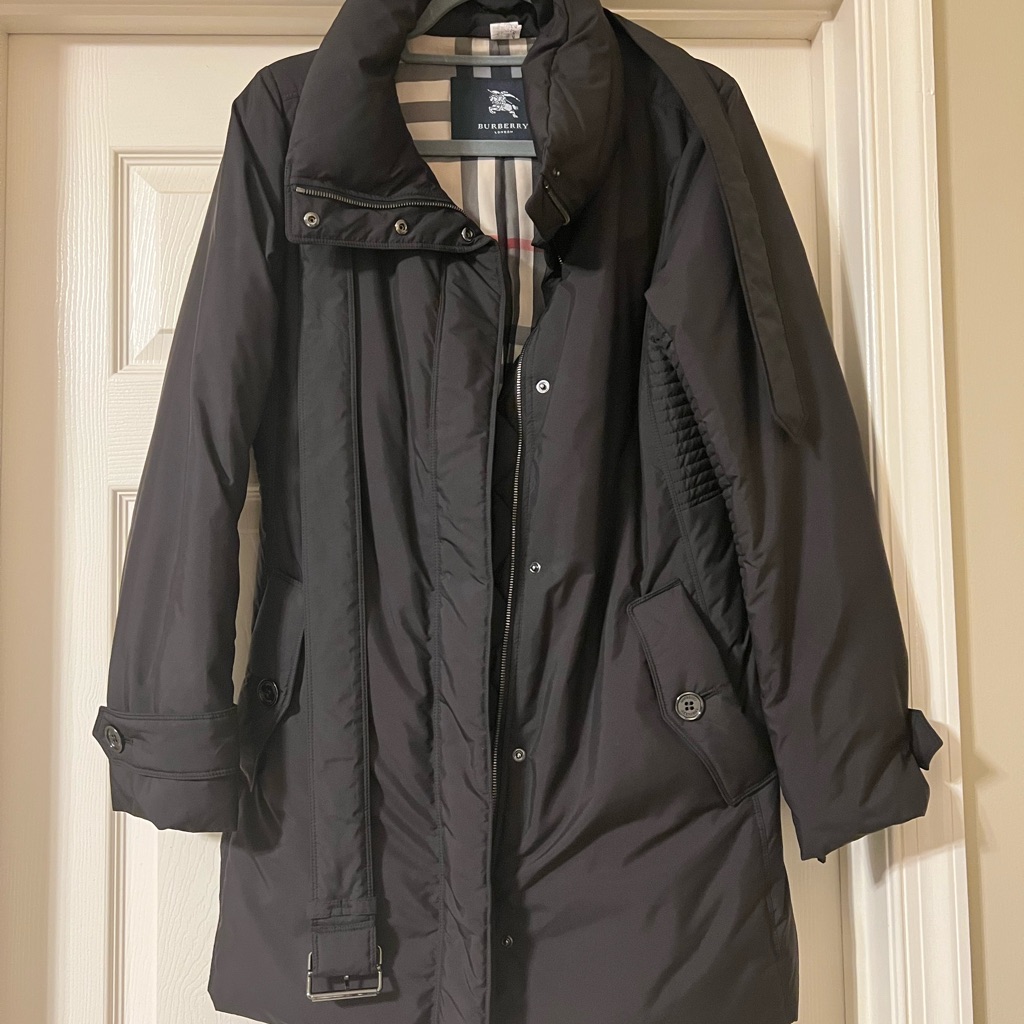 Burberry Black Puffer Jacket With Prominent Collar And Adjustable Cuffs